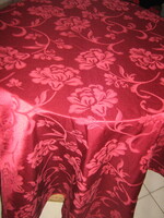 Gyönyörű virágos bordó ovális nehézselyem damaszt terítő