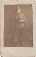 Gyerek katona ruhában cigivel fotólap