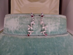 Fehérarany beszúrós-csüngős brilles fülbevaló pár rubinokkal és brillekkel