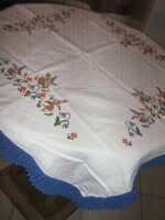 Gyönyörű hímzett keresztszemes Húsvéti nyuszis horgolt szélű terítő