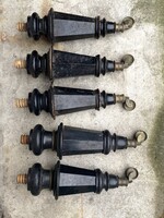 3 + 2 DB ANTIK GURULÓS, RÉZ KEREKŰ ZONGORA LÁB, FEKETE PÁCOLT SZÍNNEL ARANY CSÍK DÍSZÍTÉSSEL ASZTAL