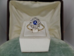 Arany karmazált gyűrű szép kék zafírral és brillekkel
