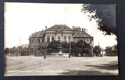 Hódmezővásárhely János tér a Központi szállóval+csendőr képeslap