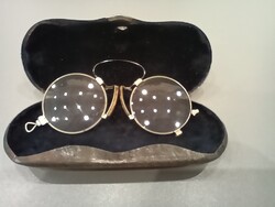 Szemüveg Dalszemüveg tokjában