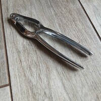 Szép fém diótörő és mogyorótörő (15,7x3,7 cm)