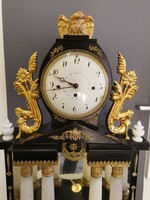 Nagyméretű negyedütős, naptáras, empire asztali óra, zenélő szerkezettel.