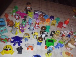 Sok apró retró mini figurák.