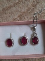 Piros fülbevaló medállal