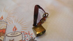Osztrák sárgaréz csengettyű ,hímzett  fogóval , csengő 2 x 2 cm