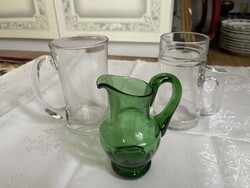 Régi nagy üveg korsó két db. és egy zöld üveg kiöntő.