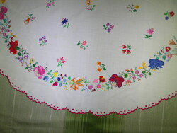 Kalocsai kézi hímzésű, slingelt kerek népművészeti terítő