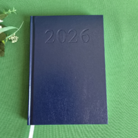 Sötétkék színű A5-ös méretű, 2026-os határidőnapló, naptár téphető sarokkal