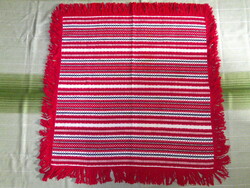 Népművészeti szőttes, rojtos piros-fehér-fekete színű terítő