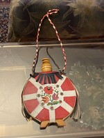 KÉZMŰVES FA KULACS KALOCSAI HÍMZÉSSEL DÍSZÍTVE PIROS SZÍNBEN 27 CM