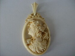 Antik historizáló csont gemma&kámea medál