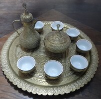 Török sárgarézből készült kávéskészlet 7 kézzel festett porcelán csészével