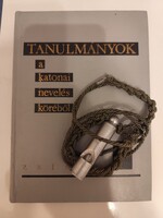 Katonai témájú könyv, és rendész síp.