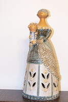 Kiss-Roóz Ilona: Anya karon ülő gyermekével