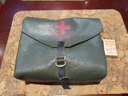 Retro vöröskeresztes talán katonai elősegélycsomag szocreál