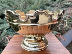 1940-es évekbeli, victoriánus stílusú talapzatos réztál Sheffieldből