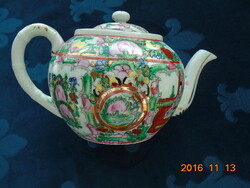 Famille Rose kézzel festett ritka jelenetes aranyozott tea kiöntő 6 kézi kínai írásjel jelzéssel