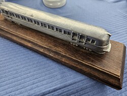 Régi vasúti emlék DP sorozat motorvonat asztali dísz alu mozdony fa talpon Ganz Mávag gyári emlék