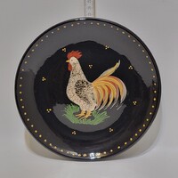 Hódmezővásárhelyi, "HMV 45" jelzett, színes kakasmintás, fekete mázas népi kerámia falitányér (3668)