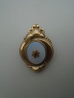 Korai viktorianus időkből származó tűzi aranyozott Faberge stílusú bross közepén etióp opállal