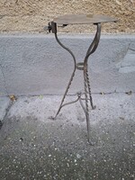 Kovácsoltvas virágtartó