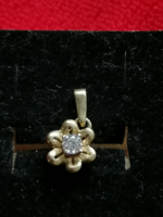 Arany virágmintás medál