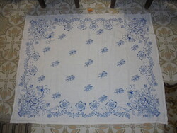 Régi, kézzel hímzett, kék virágos, virágkosaras abrosz, asztalterítő