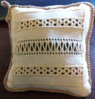 Tűpárna vászon alapon, azsúros hímzéssel