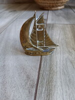 Érdekes régi réz vitorlás hajós szobor (9,1x8,2x1,7 cm)