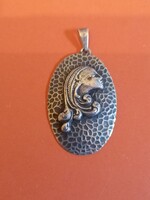 Régi ezüstözött réz ötvös iparművészeti medál nő fej ábrázolás 50x25mm akasztóval