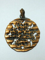 Antik kézműves bronz medál 41 mm áttört virágmintás fém ékszer nyaklánc medál