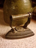 Antik nehéz, tömör vas vasaló