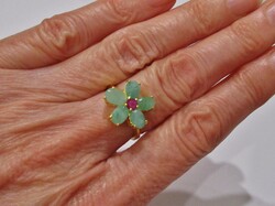 Különleges ezüstgyűrű smaragdokkal és rubinnal