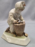 Zsolnay rőzsét gyűjtő gyerek