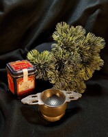 Ón jelzett teaszűrő a múlt század harmincas éveiből