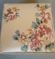 Selyem anyagú himzett, kis ékszertartó dobozka tükörrel!