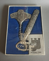 KONGE-tinn norvég díszdobozos bornyitó + palacknyitó szett – viking motívumokkal