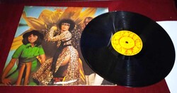 Newton Family Hungary 33 rpm in good condition. Great for collectors of Newton Family Vinyl