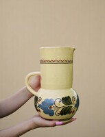 Kézzel festett majolika kancsó