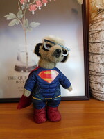 Superman szurikáta - eredeti Meerkovo figura, 28 cm