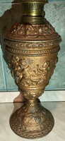 Petróleum lámpa Barokk puttó figurális díszítésű ﻿﻿bronz színű bevonattal.