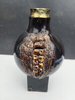 Egyedi, művészi fekete kerámiaváza - Krokodilbőr textúrával és arany szegéllyel