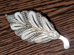 Ezüst kitűző levél