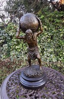 Karácsonyi Ajándékötlet: Atlasz Bronz Szobor – A Kitartás Időtlen