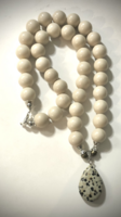 Csodás ekrü színű Jade nyaklánc szerkesztett Dalmata Jáspis medállal