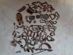 Régészeti leletek, korabeli csatok, fibulák és egyéb fém kiegészítők.